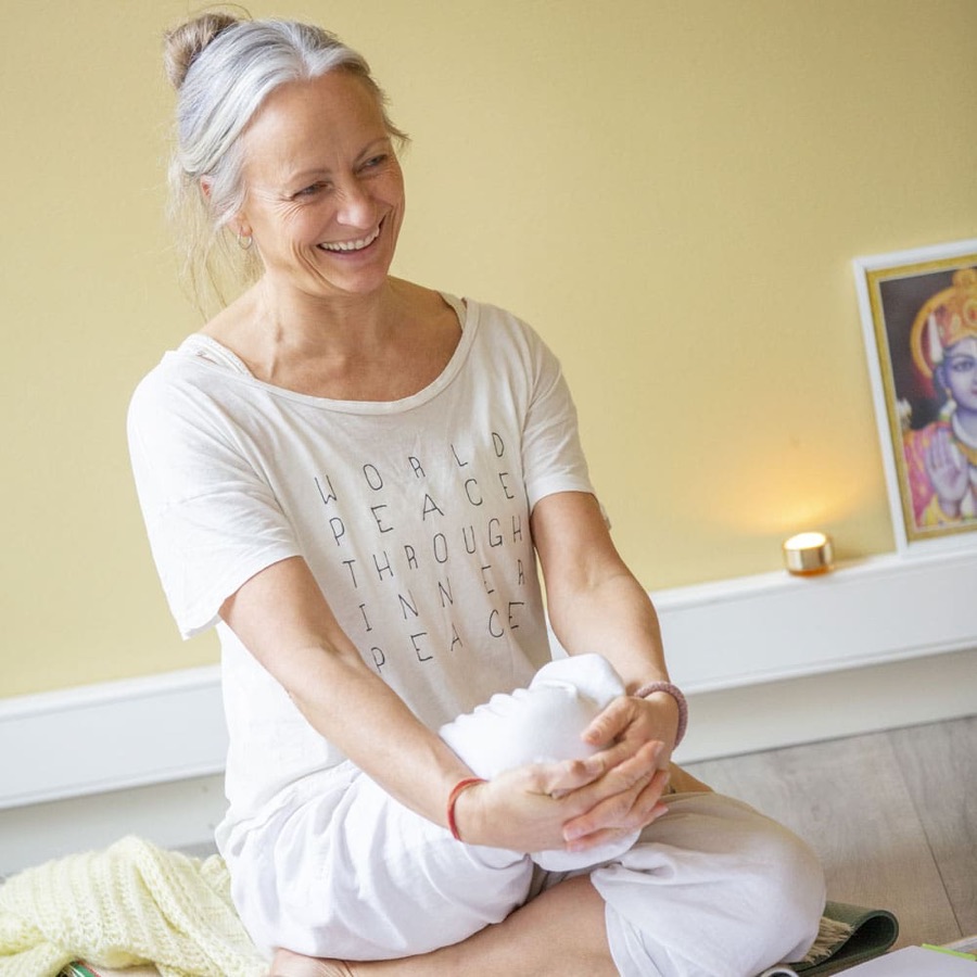 Nina Nesheim smiler i yogasalen