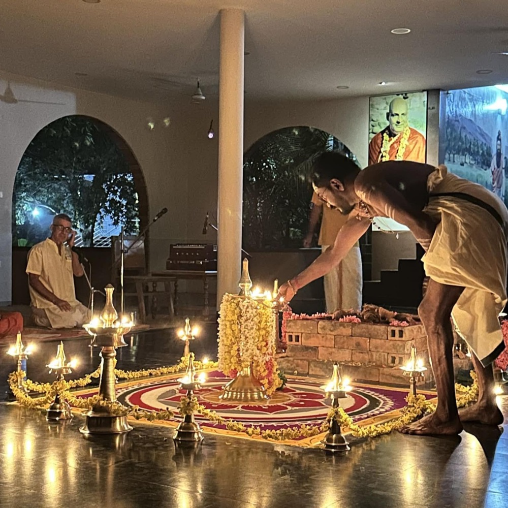 Kveldsseremoni med lys i en ashram i India